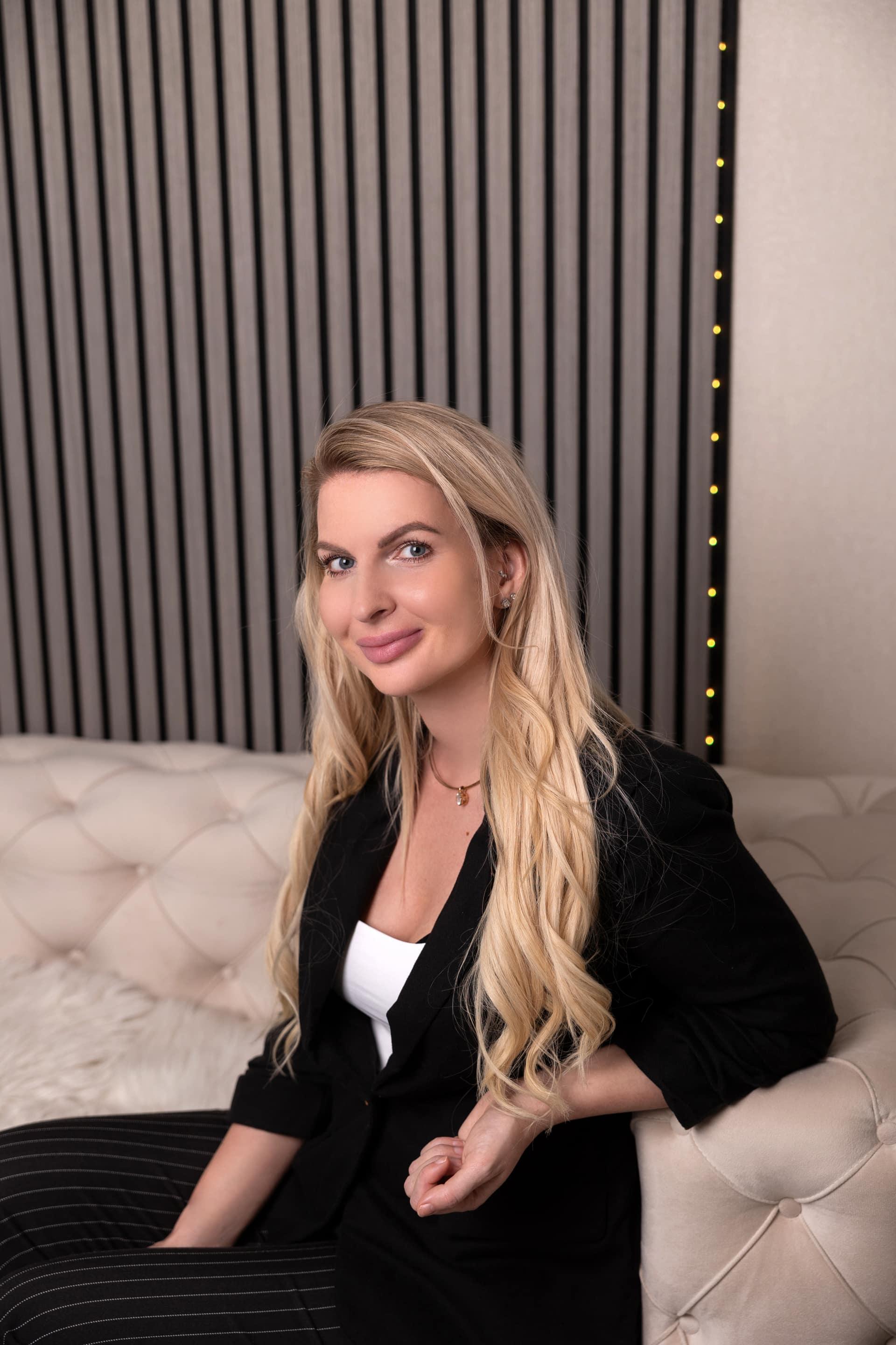 Profesionálna starostlivosť o pleť — portrét zakladateľky pri stene z dreveného obkladu.